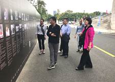 中国联通客服部副总经理周军（左二）、客服部客户关系处经理吕艳华（右一）参观